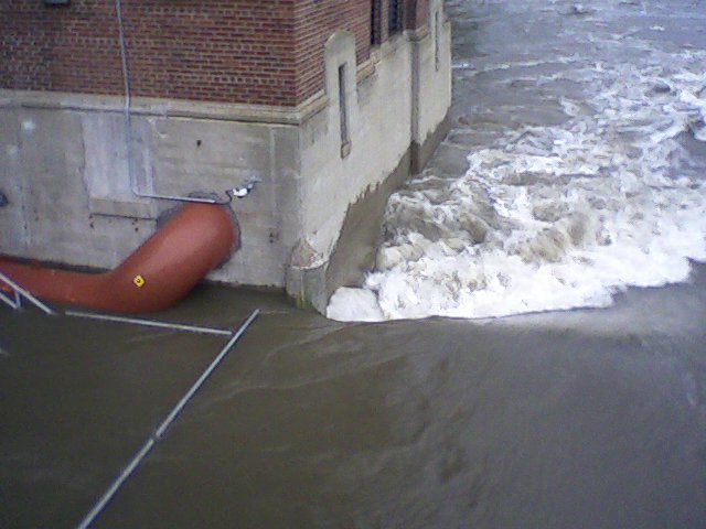 Giant Waves The rushing current