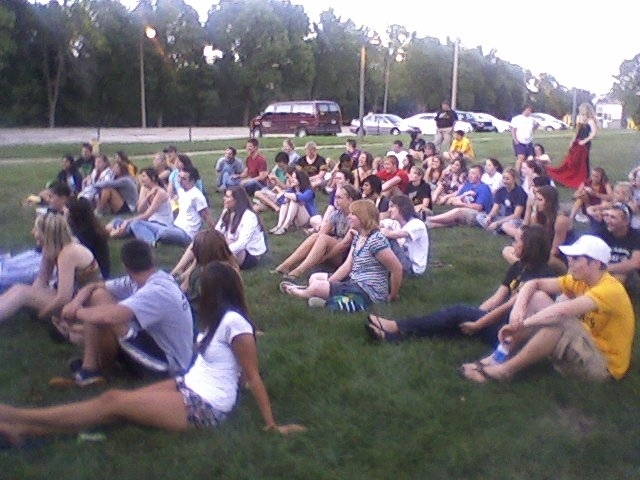 ARH Crowd Crowd watching Paperb